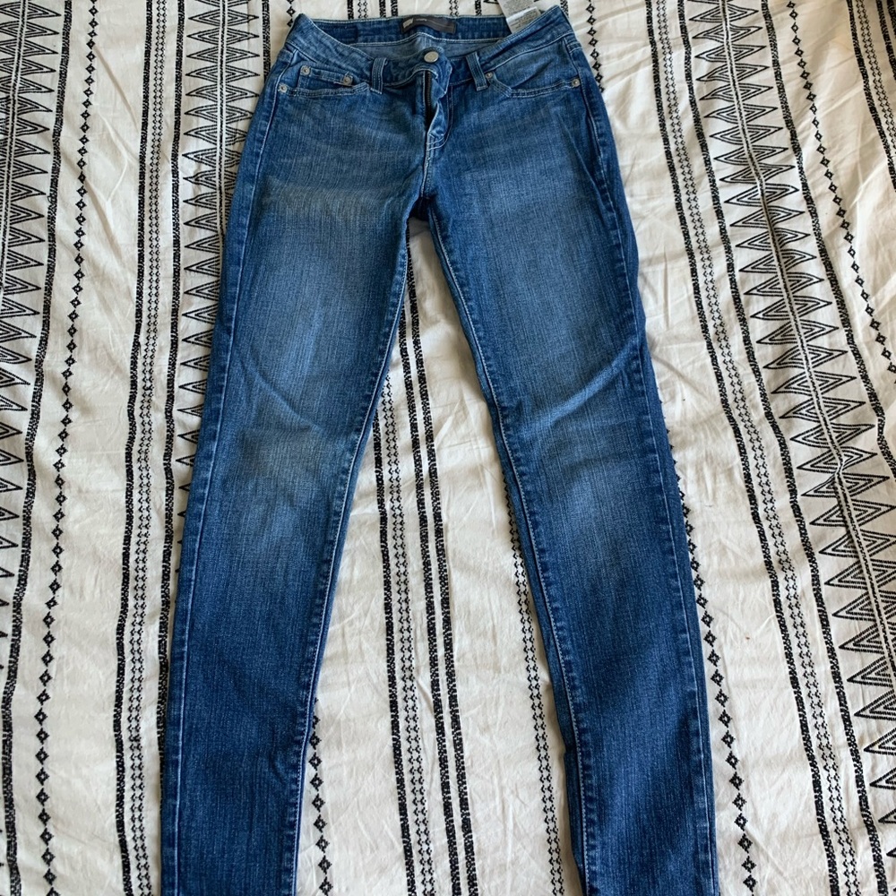 Levi skinny jegging style.